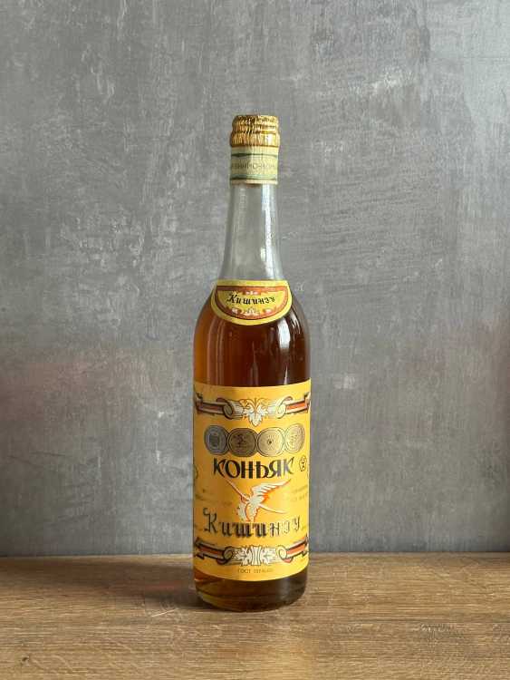 Молдавский "Кишинэу 10 лет" 1981 года. 0,5 л. СССР. 