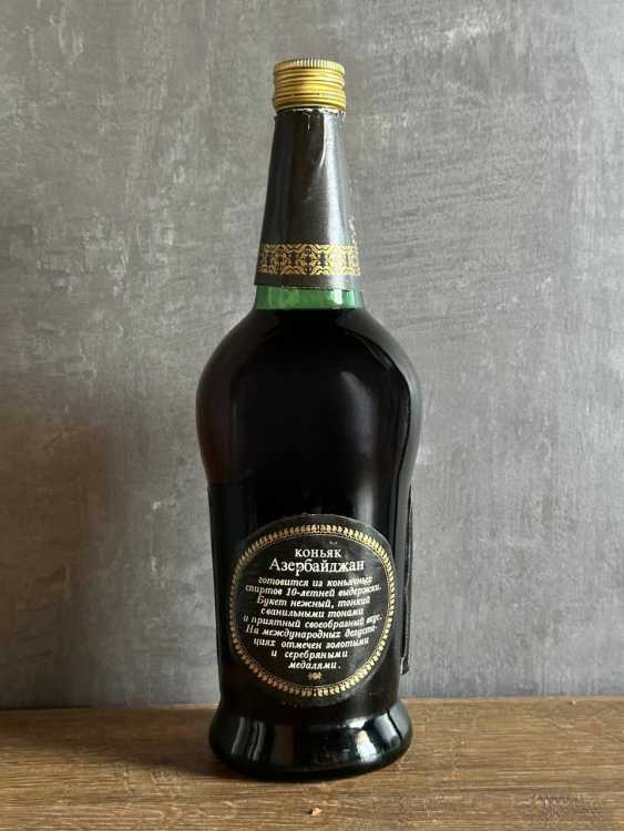 Азербайджанский "Азербайджан 10 лет" 1980 года. 0,75 л. СССР. Редкий.