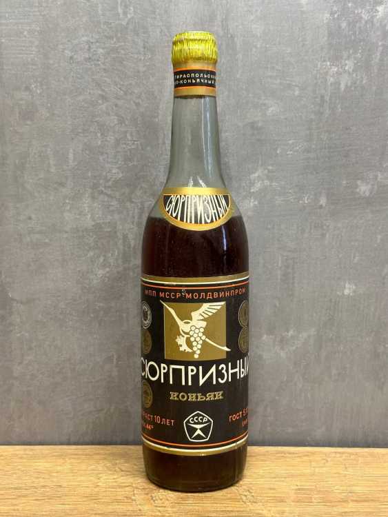 Молдавский "Сюрпризный 10 лет" 1985 года розлива. 0,5 л СССР. Молдавский "Сюрпризный 10 лет" 1985 года розлива. 0,5 л СССР.