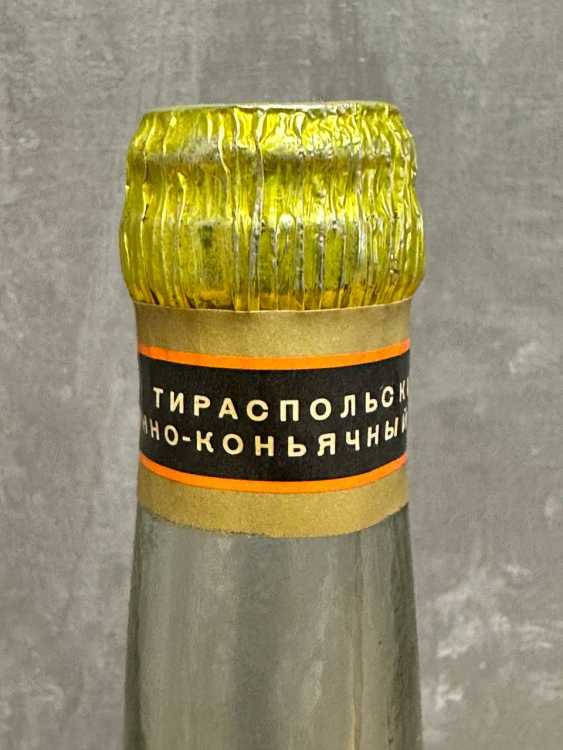 Молдавский "Сюрпризный 10 лет" 1985 года розлива. 0,5 л СССР. Молдавский "Сюрпризный 10 лет" 1985 года розлива. 0,5 л СССР.