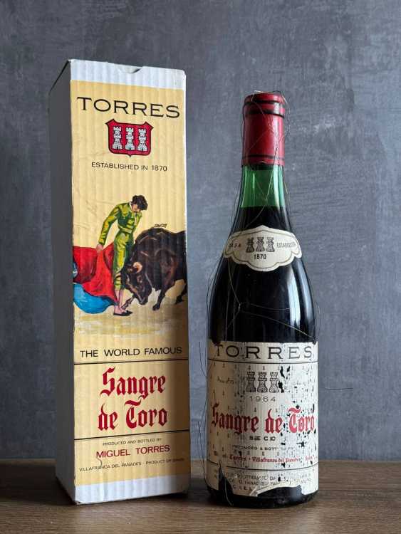 Вино Torres Sangre de Toro 1964 года.
