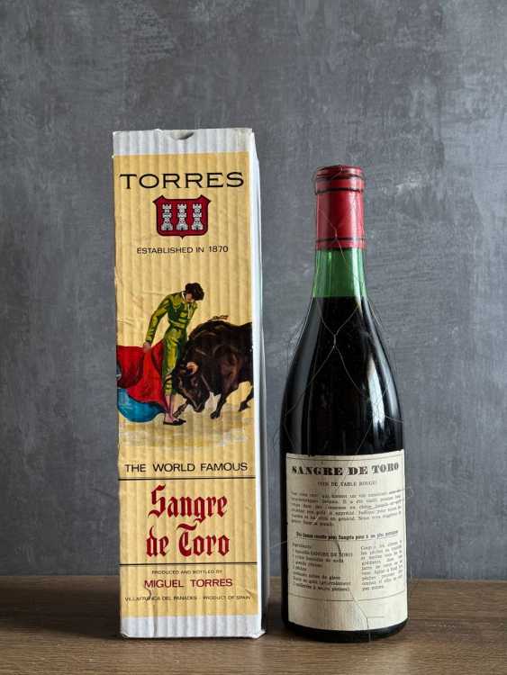 Вино Torres Sangre de Toro 1964 года.
