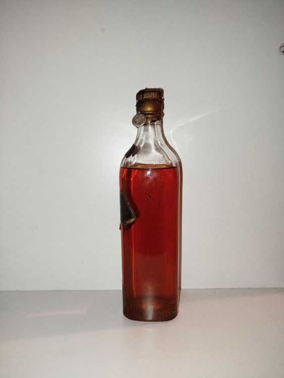 Johnnie Walker Extra Special Highland Whisky, no size, no abv; Guaranteed Over 12 years Old, By appointment to the late King George V