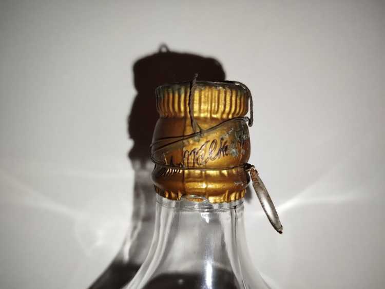 Johnnie Walker Extra Special Highland Whisky, no size, no abv; Guaranteed Over 12 years Old, By appointment to the late King George V