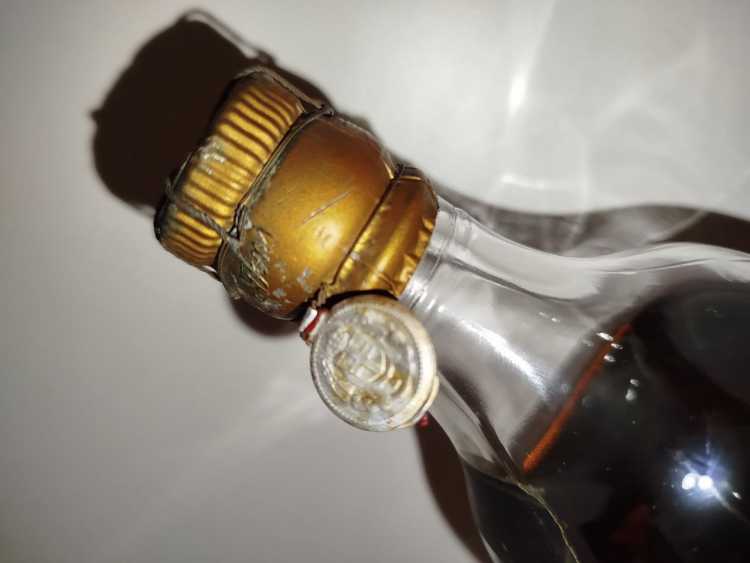 Johnnie Walker Extra Special Highland Whisky, no size, no abv; Guaranteed Over 12 years Old, By appointment to the late King George V