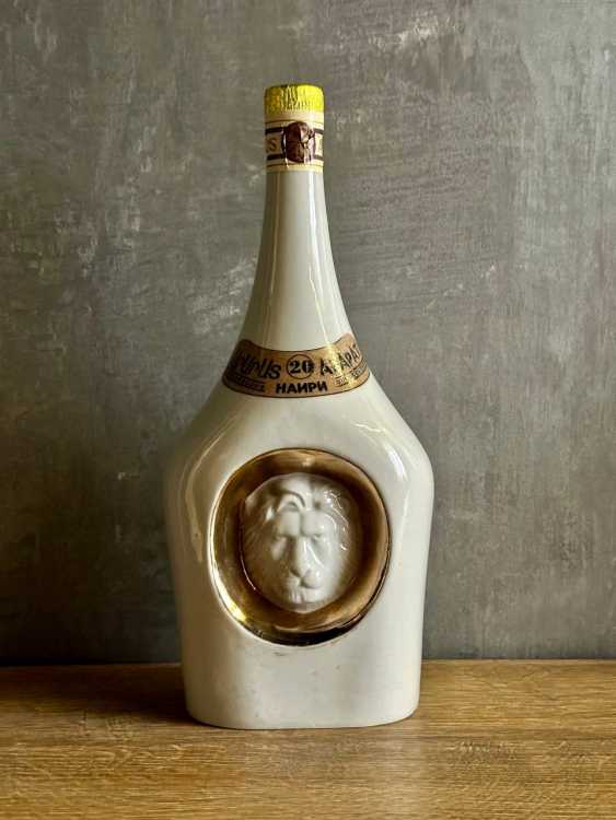 Армянский "Наири 20 лет" 80-е. 0,7 л. Фарфор. СССР.